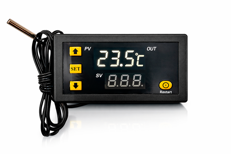 Skaitmeninis W3230 temperatūros valdiklis su LED ekranu 23.5 °C ir NTC jutikliu, juodas korpusas su geltonais mygtukais ant balto fono.